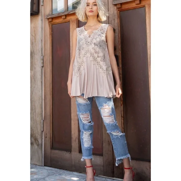 POL Beige V Neck Sleeveless Lace & Solid Tunic Top - Picture 3 of 6